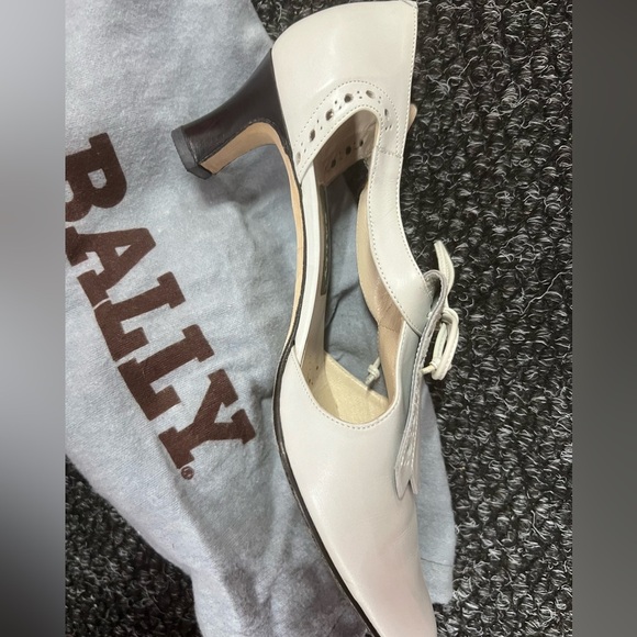 Ballys Vintage Preowned White classic pump, Sz 6.5 - Picture 3 of 4